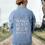 Mevrouw Pas getrouwd Honeymoon Road Trip Vrouwen Denim Jacket<br><div class="desc">Gefeliciteerd met je bruiloft! Maak kennis met jouw nieuwe liefde, die je warm en gezellig zal houden, net zoals dit denim jasje dat zal doen. Pas de harten aan met je initialen, voeg je nieuwe getrouwde naam toe en koester je gedeelde reis in het leven. Geniet van de roadtrip van...</div>