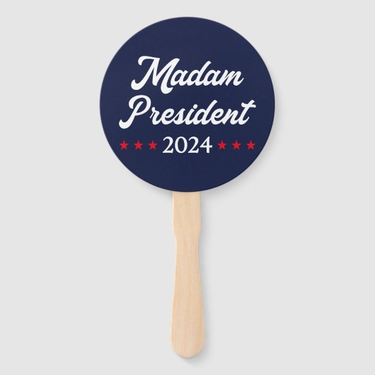 Mevrouw President 2024 I - Kamala Harris Handwaaier (Voorkant)