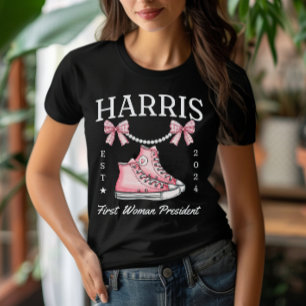 Mevrouw President Harris 2024 Sneakers en Parels T-shirt