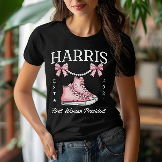 Mevrouw President Harris 2024 Sneakers en Parels T-shirt