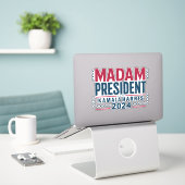 Mevrouw President Kamala Harris 2024 Vote Democraa Sticker (Laptop op bureau)