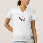 Mevrouw T-shirt met rode harten – Schattige romant<br><div class="desc">Show uw "Mrs." -status in stijl af met dit schattige T-shirt met een gewaagd zwart script en twee rode harten. Of je nu een bruid-to-be, net getrouwd, of trots genomen, dit t-shirt voegt charme aan elke outfit. Geweldig voor casual draag, huwelijksreizen, vrijgezellenfeesten of als een doordacht cadeau voor uw favoriete...</div>