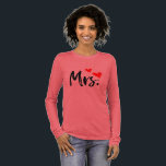 Mevrouw T-shirt – Schattige Red Heart Vrouw Design<br><div class="desc">Show uw "Mrs." -status in stijl af met dit schattige T-shirt met een gewaagd zwart script en twee rode harten. Of je nu een bruid-to-be, net getrouwd, of trots genomen, dit t-shirt voegt charme aan elke outfit. Geweldig voor casual draag, huwelijksreizen, vrijgezellenfeesten of als een doordacht cadeau voor uw favoriete...</div>