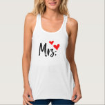 Mevrouw Tanktop - Schattige & Modern Heart Design<br><div class="desc">Vier de liefde en de trots van de vrouw met deze charmante "Mrs." tanktop, met speelse rode harten en een strak zwart script. Perfect voor bruiden, jonggehuwden, jubilea, of gewoon pronken met je nog lang en gelukkig in stijl. Deze zachte, ademende tank is geweldig voor trainingen, vrijgezellenreizen of casual alledaagse...</div>