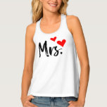 Mevrouw Tanktop - Schattige & Modern Heart Design<br><div class="desc">Vier de liefde en de trots van de vrouw met deze charmante "Mrs." tanktop, met speelse rode harten en een strak zwart script. Perfect voor bruiden, jonggehuwden, jubilea, of gewoon pronken met je nog lang en gelukkig in stijl. Deze zachte, ademende tank is geweldig voor trainingen, vrijgezellenreizen of casual alledaagse...</div>
