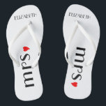 Mevrouw Teenslippers | Brides Wedding<br><div class="desc">Een schattige toevoeging aan je strand of een bruiloft. Witte teenslippers met het woord "Mrs.",  een rood hart en de bruidsnaam zijn gepersonaliseerd. Ga naar mijn winkel "The Hungarican Princess" op www.zazzle.com/hungaricanprincess* om de teenslippers van groom te bekijken. Kijk naar mijn afdeling "Teenslippers". Gefeliciteerd!</div>