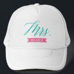 Mevrouw Vestiged Persoonlijke Datum Bride Trucker Pet<br><div class="desc">Voeg de vastgestelde datum of de toekomstige achternaam toe aan deze  en moderne vrachtwagenhoed. Dit is een groot geschenk voor de bruid-aan-zijn of pasgetrouwde.</div>