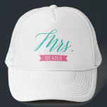Mevrouw Vestiged Persoonlijke Datum Bride Trucker Pet<br><div class="desc">Voeg de vastgestelde datum of de toekomstige achternaam toe aan deze  en moderne vrachtwagenhoed. Dit is een groot geschenk voor de bruid-aan-zijn of pasgetrouwde.</div>