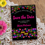 Mexicaans Fiesta Bloemen Zwart en Roze Save The Date<br><div class="desc">Sla de Kaart Datum aankondiging op die u kunt aanpassen aan elke gelegenheid. Het bloemontwerp heeft een overvloed aan Mexicaanse Fiesta-bloemen op de voorkant met een zoete typografie in roze en een zwarte achtergrond. De sjabloon is opgezet voor u om het briefkaart te personaliseren met uw speciale datum, uw gelegenheid...</div>