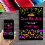 Mexicaans Fiesta Floral Gold Tiara Zwart Roze Save The Date<br><div class="desc">Sla de Kaart Datum aankondiging op die u kunt aanpassen aan elke gelegenheid. Het bloemontwerp heeft een overvloed aan Mexicaanse Fiesta-bloemen op de voorkant met een zoete typografie in roze en een zwarte achtergrond. De sjabloon is opgezet voor u om het briefkaart te personaliseren met uw speciale datum, uw gelegenheid...</div>