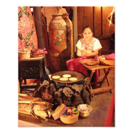 Mexicaans meisje maakt foto van Tortilas Afdruk