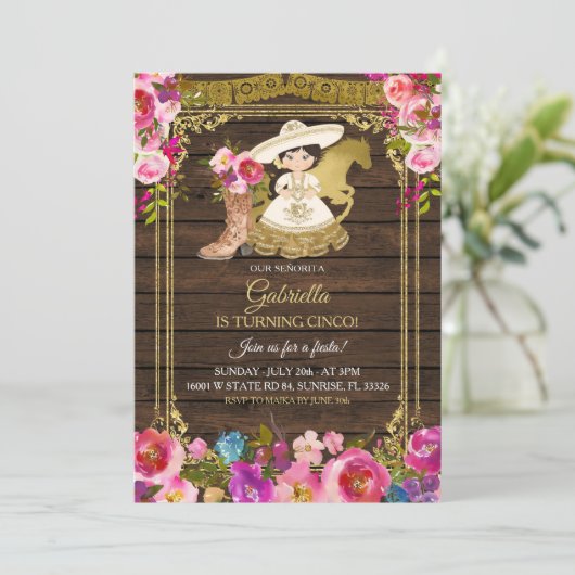 Mexicaans meisje met kleurrijk hout maakt Cinco aa Kaart (Staand voorkant)