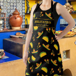Mexicaanse Taco Restaurant Abuela's Kitchen Custom Schort<br><div class="desc">Fun apron met een patroon van Mexicaanse Maracas, Tacos en sombreros tegen een zwarte achtergrond en twee regels aangepaste tekst. Voeg de naam van een persoon, de naam van uw Abuela, de naam van het restaurant, de café of de winkelnaam toe of verwijder de tekst en de rechthoek en gebruik...</div>