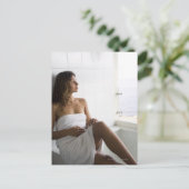 Mexicaanse vrouw in bed briefkaart (Staand voorkant)