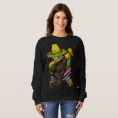 Mexican Dabbing Gnome Cinco De Mayo Poncho Sombrer Trui (Voorkant volledig)