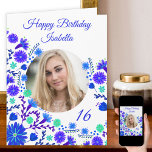 Mexican Fiesta Blauw Paarse Bloemen Foto Verjaarda Kaart<br><div class="desc">Foto verjaardagskaart met Mexical fiesta bloemetjes in blauw en paarse. Dit levendige en meisjesachtige bloemontwerp bevat uw foto op de voorkant, omlijst met volkskunststijl bloemen en Happy Birthday [jouw naam] in elegant schrift. De pagina en het bericht in kunnen ongewijzigd worden gelaten, bewerkt of verwijderd. Een mooie keuze voor een...</div>