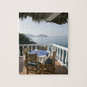 Mexico, Guerrero, Zihuatanejo. Cafétafel over Legpuzzel