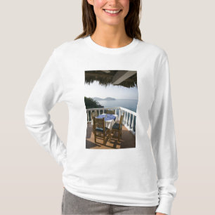 Mexico, Guerrero, Zihuatanejo. Cafétafel over T-shirt