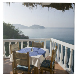 Mexico, Guerrero, Zihuatanejo. Kafeltabel over Tegeltje