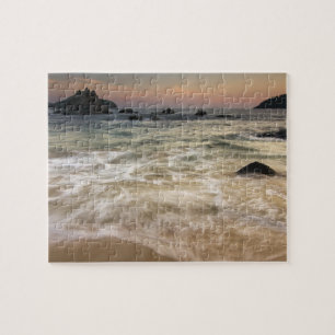 Mexico, Guerrero, Zihuatanejo. Surfen langs een Legpuzzel