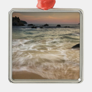 Mexico, Guerrero, Zihuatanejo. Surfen langs een Metalen Ornament