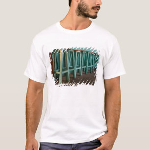 Mexico, Oaxaca, Groene barkrukken tegen de muur T-shirt