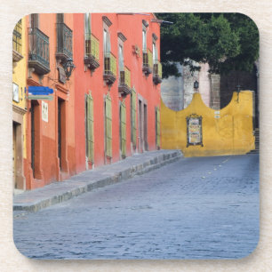 Mexico, San Miguel de Allende, Huizen langs Bier Onderzetter
