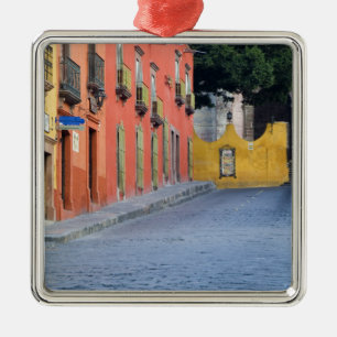 Mexico, San Miguel de Allende, Huizen langs Metalen Ornament