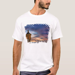 Mexico, San Miguel de Allende. Zonsondergang over T-shirt