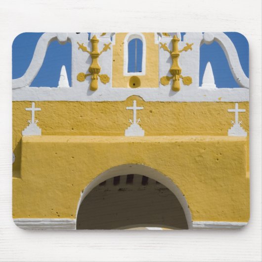 Mexico, Yucatan, Izamal. Het Franciscaan Convent Muismat (Voorkant)
