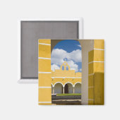 Mexico, Yucatan, Izamal. Het franciscaner klooster Magneet (Voorkant / Achterkant)
