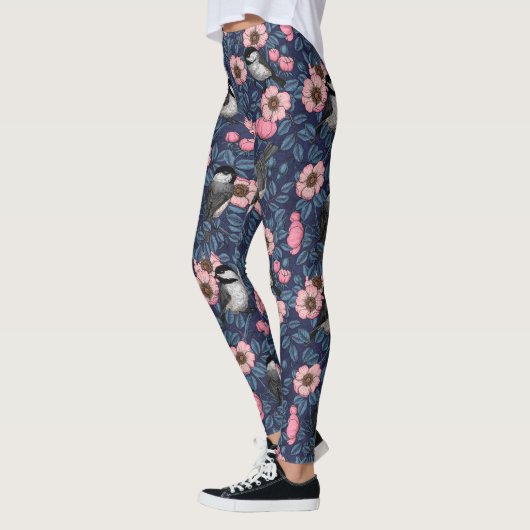 Mezen in de wilde roos in roze en blauw leggings (Links)