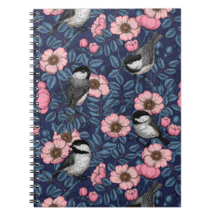 Mezen in de wilde roos in roze en blauw notitieboek