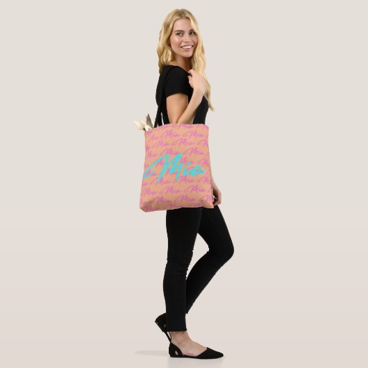 Mia Herhalende Naam Patroon Tote Bag (Op model)