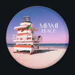 Miami Beach #01 Magneet<br><div class="desc">Miami Beach is een kustresort-stad in Miami-Dade County, Florida, Verenigde Staten. Het is op 26 maart 1915 in het verdrag opgenomen. De gemeente bevindt zich op een aantal natuurlijke en door man vervaardigde barrièreeilanden tussen de Atlantische Oceaan en de baai van Biscayne, die de strand van Miami scheidt. De buurt...</div>