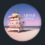 Miami Beach #01 Magneet<br><div class="desc">Miami Beach is een kustresort-stad in Miami-Dade County, Florida, Verenigde Staten. Het is op 26 maart 1915 in het verdrag opgenomen. De gemeente bevindt zich op een aantal natuurlijke en door man vervaardigde barrièreeilanden tussen de Atlantische Oceaan en de baai van Biscayne, die de strand van Miami scheidt. De buurt...</div>