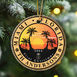 Miami Beach Florida Retro Sunset Palm Tree 80s Keramisch Ornament<br><div class="desc">Miami Beach Florida Vintage 60s Souvenirs. Miami Beach Florida - Retro Tropical Palm Tree 60s Souvenirs ontwerp maakt een geweldig kerst- of verjaardagscadeau voor fans van Miami Beach Beach. Het retro zomerse vibe ontwerp is een perfect cadeau voor reisliefhebbers en tropische bestemmingsfans. - " U kunt deze sjabloon aanpassen en...</div>