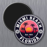 Miami Beach Florida Retro Sunset Souvenirs 60s Magneet<br><div class="desc">Miami Beach Florida Vintage 60s Souvenirs. Miami Beach Florida - Retro Tropical Palm Tree 60s Het  ontwerp van Souvenirs maakt een geweldig kerstcadeau voor fans van het strand van Miami Beach. Het retro zomervibe ontwerp is een perfect cadeau voor reisliefhebbers en liefhebbers van tropische bestemmingen.</div>