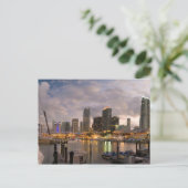 Miami financiële skyline bij schemering briefkaart (Staand voorkant)