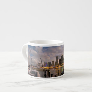 Miami financiële skyline bij schemering espresso kop