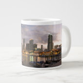 Miami financiële skyline bij schemering grote koffiekop (Voorkant rechts)