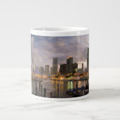 Miami financiële skyline bij schemering grote koffiekop (Voorkant)