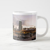 Miami financiële skyline bij schemering grote koffiekop (Rechts)