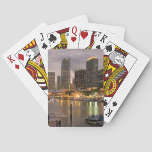 Miami financiële skyline bij schemering pokerkaarten