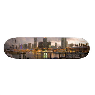 Miami financiële skyline bij schemering skateboard