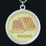 Miami Florida Ham Swiss Cheese Cuban Sandwich Zilver Vergulden Ketting<br><div class="desc">Illustratie bevat een heerlijke Cubaanse sandwich—een Miami, Florida favoriet! Deze smakelijk geperste boterham, een versie van een klassieke ham en kaas, heeft Cubaans brood, ham, Zwitserse kaas, augurken, mosterd en soms salami. Geweldig voor je favoriete Floridiaan! Dit Cubaanse sandwichmodel is ook beschikbaar op andere producten. Er zijn ook veel andere...</div>