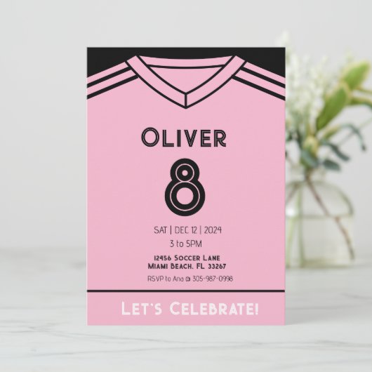 Miami Roze Voetbal Verjaardagsfeest Uitnodiging (Staand voorkant)
