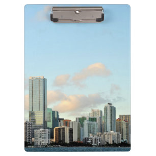 Miami skyscrapers tegen brede heldere hemel klembord