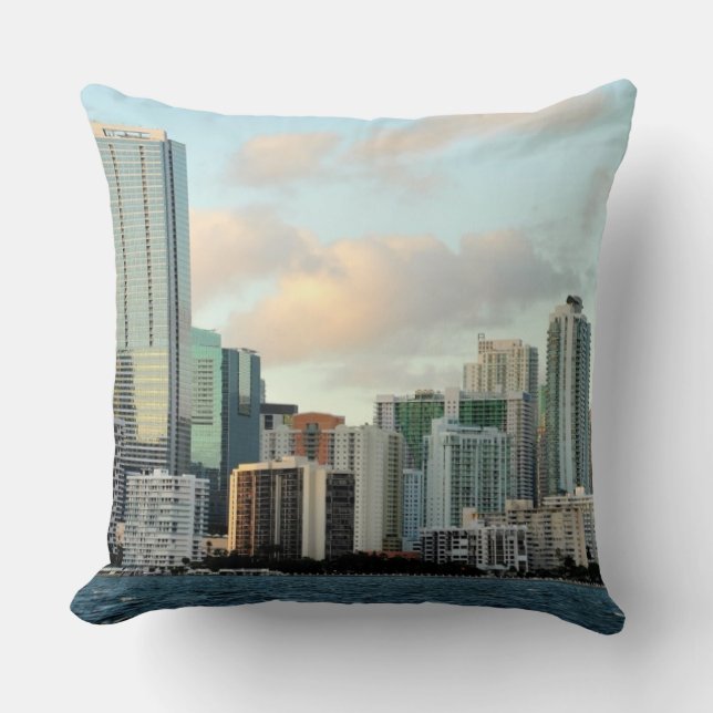 Miami skyscrapers tegen brede heldere hemel kussen (Voorkant)