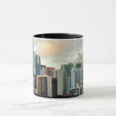 Miami skyscrapers tegen brede heldere hemel mok (Midden)